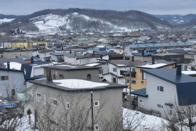 今日は網走から特急「大雪」に乗り、旭川から特急「ライラック」で札幌へ向かいます。<br />愛称名「大雪」と言えば、昭和60年代まで夜行急行「大雪」が札幌から網走まで走り、列車ホテルとしてよく利用しました。<br />特急の車窓から見える雪景色は、煙突のある家が立ち並ぶ北海道独特の風景。<br />女満別ではパープル色の車掌車に出会います。白滝～上川間では雪原に自分の痕跡を消すウサギの「止め足」を見つけます。<br /><br />この旅行記では網走から旭川、札幌まで5時間19分の石北（せきほく）・函館本線の車窓風景と、過去訪れたことのある沿線の見どころ、廃止された駅などを紹介します。<br /><br />お勧めしたい四季の見どころは５ヶ所。旅行記があればリンクします。<br />津辺町の「チミケップ湖」、紅葉の大雪山「沼の平」、旭川のカタクリ群落、上砂川の炭鉱跡と駅舎、砂川のアップルパイなど。<br /><br />過去廃止された「金華駅」「生野駅」「下白滝駅」「東雲駅」「将軍山駅」「北日ノ出駅」「伊納駅」も紹介します。<br /><br />JR北海道は石北本線を維持していくため地域の関係者とともに取り組む事業計画が出されています。<br />鉄道施設関係では、2021.3.13ダイヤ改正による4駅（北日ノ出、将軍山、東雲、生野）廃止と、車両通行量が少なく迂回路がある踏切の廃止です。<br /><br />石北本線の歴史は以下の通りです。<br />新旭川から北見・網走に至る 234.0kmの「石北本線」は、複数の路線が繋ぎ合わされて完成した鉄道です。<br />①名寄から興部、遠軽を経て北見に至る「湧別線」ルート<br />②十勝の池田から北見、網走に至る「網走本線」ルート<br />③旭川から難所だった北見峠を越えて遠軽に短絡する「石北線」ルート<br />などが繋がり、段階的に開業しながら、昭和7年（1932）に全線が開業。<br />その後、①名寄～遠軽間の国鉄「名寄本線」、②池田～北見間の国鉄「地北線」・「北海道ちほく高原鉄道」等が廃止され、現在の「石北本線」だけが残る波瀾万丈の路線です。<br /><br />「遠軽駅」は湧別線ルートで建設されたため、後の石北本線では方向転換するスイッチバック駅になっています。<br />北見峠を越える「上川～白滝間」は、駅間距離が 37.3kmで、在来線では「日本一長い駅間距離」になっています。<br />かつて両駅の間には5駅あったのですが、住む人がいなくなったり利用客の減少により次々と廃止されました。<br />生田原駅から網走方面に約10.3kmの地点にあった「常紋（じょうもん）信号場」は、金華駅から急勾配をSLが重連運転で登って来る鉄道写真の名所でした。<br /><br />なお、旅行記は下記資料を参考にしました。<br />・JR北海道車内誌、2021年3月<br />・JR北海道資料「2021.3.13ダイヤ改正」<br />・網走駅の駅名看板の説明板<br />・ワカサギ釣り情報PRESS「網走湖のワカサギ釣り」<br />・ABABA&#39;sノート「女満別駅の車掌車４両」<br />・teacup.ブログ「大空町 女満別駅の車掌車4台」<br />・歩王のLet&#39;sらGO!【まったり駅探訪】「石北本線・女満別駅に行ってきました。（後編）」<br />・Digital Photo Gallery by ZEISS Ⅱ「JR石北本線・女満別駅にて」<br />・いもとようこの世界「ようこ&#39;s TRAIN」<br />・かねこや「北海道オホーツクビート含蜜糖」<br />・Replan「北海道の、平らな屋根のナゾ」<br />・ZIL520と黒猫の日本旅「追憶（雪国の住まい）」<br />・JR北海道「石北線（旭川～網走間）事業計画（アクションプラン）」、平成31年4月<br />・遠軽町、各地域の住宅ギャラリー（生田原地域）「北区団地」<br />・Web東奥「消えたウサギさん」<br />・日本機械学会論文「排気筒トップの性能解析」：煙突の傘<br />・かっちん旅行記<br />　『石北本線の廃止予定駅「金華、白滝３兄弟」の駅めぐり（北海道）』、2015年11月6日<br />　『旭川突哨山のカタクリ・エゾエンゴサク大群落 2016（北海道）』、2016年4月26日<br />　『当麻乗越から眺める紅葉の据合平と沼の平 2017（北海道大雪山）』、2017年9月11日<br />　『函館本線旧線跡（伊納～神居古潭）探訪 ～石狩川沿いを走っていた旧線～（旭川）』、2018年6月30日<br />　『上砂川町の炭鉱遺産と旧上砂川駅（北海道）』、2018年6月24日<br />　『砂川スイートロードと留萌本線キハ54の旅2019～アップルパイとローカル線風景～（北海道）』、2019年6月23日<br />　『石北本線に乗り将軍山駅と生野駅へ2021～廃止駅お別れ旅～（北海道）』、2021年3月8日<br />　『石北本線各駅停車の旅（遠軽・上川間）2021～東雲駅とお別れ～（北海道）』、2021年3月9日<br />・ウィキペディア「オホーツク（列車）」「国鉄ヨ8000形貨車」「国鉄ヨ3500形貨車」「鉄道に関する日本一の一覧」「常紋信号場」「常紋トンネル」「下白滝信号場」「旧白滝駅」「奥白滝信号場」「上越信号場」<br />