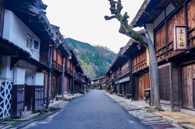 今回の出だしは夕方の京都府与謝野町です。<br />ちりめん街道観光を終え、与謝野町から中津川ICまでの深夜ドライブは高速道路のサービスエリアで長時間休憩を取りながら徹夜走行となりました。翌早朝、馬篭宿をスタートに中山道～善光寺街道の宿場町を下道のみで辿り、松本市内までドライブしました。<br /><br />１日目<br />16:51　はにわ資料館を最後に与謝野町観光を切り上げ<br />17:41　綾部JCT 舞鶴若狭自動車道を舞鶴方面へ<br />18:13　敦賀線 加斗PA（福井県小浜市）で長時間休憩<br /><br />２日目<br />00:37-05:36　中央自動車道 恵那峡SA（上り）で長時間休憩<br />05:42　中津川ICで下道<br />06:07-06:35　中山道馬籠宿（A-1駐車場）<br />06:41　中山道　一石栃立場茶屋　長野県木曽郡南木曽町吾妻　付近<br />06:42　男垂国有林（おたる）初恋街道・旧中山道　長野県木曽郡南木曽町吾妻　<br />06:51　中山道　妻籠宿　長野県木曽郡南木曽町吾妻<br />07:24　福沢桃介記念館・山の歴史館　長野県木曽郡南木曽町読書<br />07:39　天白公園・中央アルプス展望台・桃介橋　長野県木曽郡南木曽町読書<br />08:04　中山道野尻宿・野尻駅<br />08:34　伊奈川橋・木曽川の堰・関西電力須原発電所　長野県木曽郡大桑村須原<br />08:44　中山道須原宿　長野県木曽郡大桑村須原<br />08:54-09:36　大桑村歴史民俗資料館　長野県木曽郡大桑村殿<br />09:57-10:56　寝覚の床美術公園から寝覚の床　長野県木曽郡上松町寝覚　<br />11:10　木曽桟跡・木曽の桟（かけはし）　長野県木曽郡上松町上松<br />11:28　道の駅木曽福島　長野県木曽郡木曽町福島<br />11:59　中山道宮ノ越宿・宮越宿本陣<br />12:12　伝説の残る巴淵（木曽三川三十六景の一）　長野県木曽郡木曽町日義　<br />12:32　中山道藪原宿<br />12:42　木祖村郷土館・リンテツ・トロッコ列車　長野県木曽郡木祖村薮原<br />13:03-13:37　中山道奈良井宿・木曽の大橋　長野県塩尻市奈良井<br />14:07　中山道贄川宿・深澤家住宅　長野県塩尻市贄川<br />14:50　中山道洗馬宿・高札場跡　長野県塩尻市洗馬<br />14:25　中山道と善光寺道のわかされ・分岐・追分　塩尻市洗馬<br />14:37　善光寺街道（北国西街道・善光寺西街道）郷原宿・雀おどしがついた切り妻<br />15:30　松本駅<br />15:56　ホテルトレンド松本 長野県松本市大手１丁目<br />