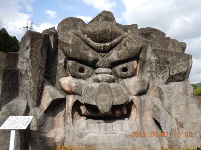 青島神社を出て、宮崎自動車道を経由して高千穂方面へ行く国道218号を走っていたら、道の駅「北方よっちみろ屋」の前を通ったので、立ち寄り・・・<br />地元色満載で、”なつみ”というみかんとか野菜とかが販売されていて、田舎のスーパーといった感じ・・・<br />それから更に国道218号を走っていたら、道の駅「青雲橋」を通りかかったので、また寄り道・・・<br />こちらは新しいようで、郊外型スーパーって感じ・・・<br />更に進んで高千穂町に入り、道の駅「高千穂」にも寄ってみた！！<br />ここは、『ひむか神話街道』沿いにあり「神話・伝説の道」と言われるように天鈿女命（あめのうずめのみこと）と天手力男命（あめのたぢからおのみこと）の神楽面をモチーフにした大きなモニュメントがあります！！<br />ここでコロナ感染予防を願って、アマビエのストラップを買いました！！<br /><br />旅程<br />05/01<br />○霧島観光ホテル⇒サンメッセ日南⇒<br />○道の駅「フェニックス」⇒青島神社⇒<br />●道の駅「よっちみろ屋」⇒道の駅「青雲橋」⇒道の駅「高千穂」<br />　⇒阿蘇リゾート グランヴィリオホテル