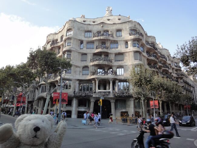 初めてのバルセロナ 7(イタリア・スペイン・ポルトガル・オランダ 12日間の旅 7-7）直線部分がない建築だとか! "Casa Mila"①