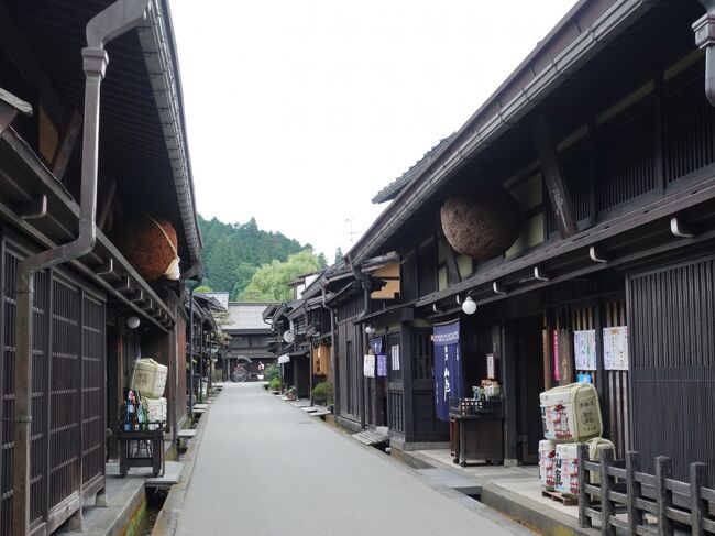 2021年6月、梅雨まっさかりの下呂・高山へのドライブ。雹にも見舞われましたが、緑豊かな自然と温泉に心身ともに癒やされました。<br /><br />その２は飛騨高山のそぞろ歩き。高山陣屋から古い町並みへ。さらに高山祭屋台会館まで足を伸ばしました。なんとか雨がもって、暑すぎもせず、街歩きにぴったりの陽気でした。<br /><br />・高山陣屋<br />・陣屋前朝市と山岡鉄舟像<br />・中橋から上三之町へ<br />　　古い町並み、まねきねこ、原田酒造場と舩坂酒造店、高山市政記念館前<br />・高山祭屋台会館<br />・櫻山八幡宮と櫻山日光館<br /><br />表紙写真は、原田酒造場と舩坂酒造店が向かい合う上三之町の町並み。