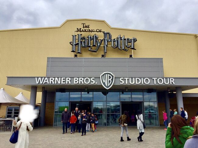 ハリーポッター好きなら必見！<br />ロンドン郊外にあるワトフォードにある『Warner Bros.Studio』通称『ハリーポッター博物館』<br />映画「Harry Potter」が大スキで、全シリーズ7～8回は観てるであろう私にとっては夢の世界！<br />観覧はツアー方式になっており事前に申し込みが必要ですが、アナウンスガイドは日本語も準備されており、撮影秘話などここでしか聞く事のできない内容もあり、ハリーポッターの世界にどっぷり浸かる事ができます。