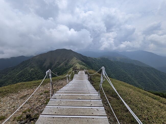 以前から行ってみたかった大歩危やかずら橋をメインに剣山や丸亀城に行ってきました。今回は剣山登山と周辺観光の旅行記です。<br /><br />6/23・24 <br />東京ー岡山　　サンライズ瀬戸<br />岡山ー坂出　　快速マリンライナー9号<br />坂出ー大歩危　特急しまんと5号　<br />　●大歩危観光遊覧船<br />道の駅大歩危ーかずら橋　路線バス<br />　●かずら橋<br />かずら橋夢舞台ー祖谷温泉前　路線バス<br />　●和の宿 ホテル祖谷温泉<br />　　（ケーブルカーで下る露天風呂）<br /><br />6/25<br />　●タクシーチャーター<br />　　（ひの字渓谷・剣山登山・二重かずら橋・かかし村）　<br />　●新祖谷温泉ホテルかずら橋<br />　　（ボンネットバス・ケーブルカーで上る露天風呂）<br /><br />6/26<br />ホテルー大歩危駅　タクシー<br />大歩危ー丸亀　　　特急南風8号<br />　●丸亀城<br />　●石川うどん<br />丸亀ー高松　　　　普通<br />高松港ー仏生山　　琴電<br />　●仏生山温泉<br />空港通り一宮ー高松空港　リムジンバス<br />高松ー羽田　　　　ANA540