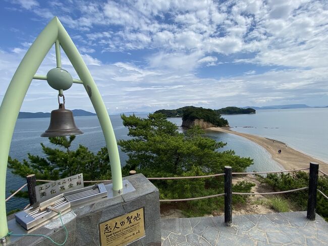 関西在住なのに、なぜか小豆島には初訪問。<br /><br />6月20日で緊急事態宣言も解除され、どこかに行きたい気分になったので、いつもの女友達を誘って旅行の計画を立てた。現在、奈良と大阪と下関に住む私たち3人は共に転勤族なので、旅行先もその時によって結構選択肢が変わる。<br />今回はちょうど真ん中あたり(やや関西寄りだけど)、以前から行きたいと思ってた小豆島にあっさり決定。<br /><br />小豆島の宿泊を検索すると、気になる宿がヒットした。「島宿真里」と「海音真里」。小豆島にある宿の中で一番ラグジュアリーで高級そう。空室を調べたら、なんと1室あいてたから、すぐに予約した。<br />あとはレンタカーだけ予約して、準備万端。<br />当日はあいにく曇り空だったけど、初めての小豆島は、「海音真里」と醬油や佃煮、オリーブのおかげでとっても充実した旅になった。<br /><br />オリーブが収穫できる10月か11月にまた行きたいなぁ。