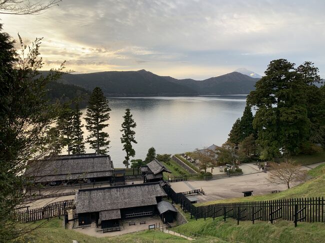 神奈川県南西部、足柄下郡箱根町の芦ノ湖周辺をモーターバイクツーリングで訪れました。芦ノ湖は、三千年前の神山の水蒸気爆発による土砂で川がせき止められ形成された湖とされ、古くから信仰の対象でした。現在は富士山も望める箱根を代表する観光地であり、周辺はドライブ・ツーリングコースとしても人気があります。<br /><br />★湖を囲む高原の温泉に泊まり、箱根の関と開運の神社を巡る。<br />★「芦ノ湖スカイライン」から「箱根スカイライン」を経て、富士山を眺めながらのツーリング。