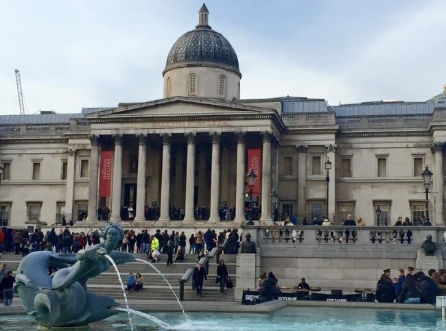 ロンドン中心部にあるナショナルギャラリー（国立美術館）は1824年に設立され、2300点以上の作品が展示されています。<br />美術に詳しくない方でも「見たことあるー」という作品が必ずいくつか見つかるので、きっと楽しめる場所だと思います！<br />こちらの博物館は入場無料なので、美術に興味のない方もぜひ訪れてみてはいかがでしょうか。<br />ナショナルギャラリーの目の前はトラファルガー広場なので、見学に来た学生たちでごったがえしてました。
