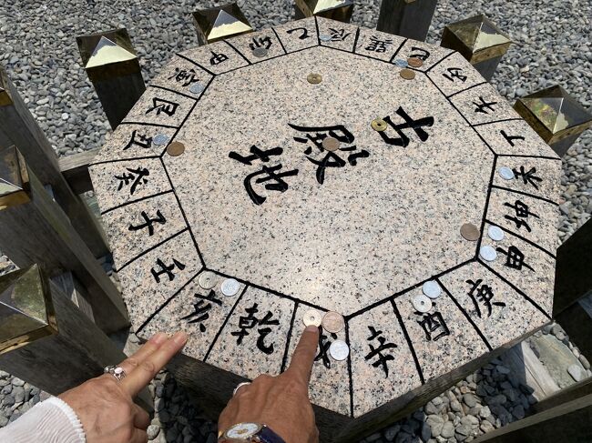 伊勢神宮外宮から猿田彦神社を経て、おはらい町通りで昼食にしました<br /><br />外宮の参拝記はコチラ<br />https://4travel.jp/travelogue/11699356<br /><br />==============<br /><br />2013年に初めて伊勢神宮に参拝しましたが、所属団体の旅行でさらっとまわっただけでした。<br /><br />今回は京都に帰省した後、8年ぶりに伊勢神宮に参拝しました。<br /><br />ブラタモリの再放送と、鶴田真由さんの著書「ニッポン西遊記・古事記編」に影響されて、急遽足を伸ばすことにしました。<br /><br />正式な参拝順序に従い、二見輿玉神社、外宮、猿田彦神社、内宮とめぐって行きました。<br /><br />内宮に関しては、現在我々が住んでいる鹿児島での知り合いの宮司さんから、内宮に勤務されている神職の方を紹介してもらい、丁寧に解説をいただきながらまわれたので、色々と勉強になりました。<br /><br />参拝後は名古屋に移動し、翌日、名古屋城めぐりをしてから鹿児島へ帰りました。