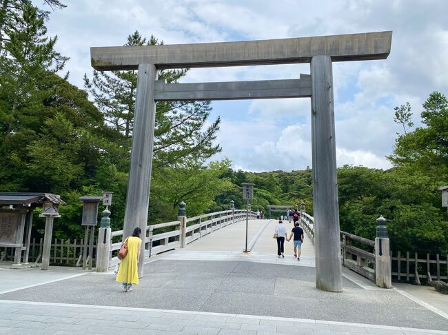 おはらい町通りで昼食後は、内宮に勤務しておられる神職に、2,000年の歴史を持つ内宮を案内していただきました<br /><br />猿田彦神社、おはらい町通りで昼食編はコチラ<br />https://ssl.4travel.jp/tcs/t/editalbum/edit/11699374/<br /><br />==============<br /><br />2013年に初めて伊勢神宮に参拝しましたが、所属団体の旅行でさらっとまわっただけでした。<br /><br />今回は京都に帰省した後、8年ぶりに伊勢神宮に参拝しました。<br /><br />ブラタモリの再放送と、鶴田真由さんの著書「ニッポン西遊記・古事記編」に影響されて、急遽足を伸ばすことにしました。<br /><br />正式な参拝順序に従い、二見輿玉神社、外宮、猿田彦神社、内宮とめぐって行きました。<br /><br />内宮に関しては、現在我々が住んでいる鹿児島での知り合いの宮司さんから、内宮に勤務されている神職の方を紹介してもらい、丁寧に解説をいただきながらまわれたので、色々と勉強になりました。<br /><br />参拝後は名古屋に移動し、翌日、名古屋城めぐりをしてから鹿児島へ帰りました。<br />