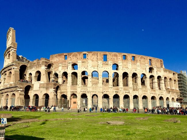 ローマ2日目<br />ジェラート片手にローマの街をぶらぶら。<br />ちょっとした小道や小さなマーケットに寄り道しながらローマを満喫?<br />石畳みの道は少し歩きにくいけど、風情があってとてもステキでした。<br /><br />