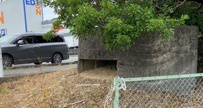 久しぶりに地元以外の史跡、戦跡散策に出かけました。<br />静岡県浜松市です。<br />市内は初めての訪問で、三方ヶ原古戦場、飛行場の掩体壕、半田のトーチカ、浜松医科大学そばの六所神社、三方原神社、そして航空自衛隊広報館を周りました。<br />足は、東海道線、天竜浜名湖線、遠州鉄道、そして市内バスと徒歩です。<br />浜松は、市内バス路線が多く、待ち時間もほぼ30分以内で助かりました。<br /><br />写真は、先の大戦時本土決戦用のトーチカです。市内の半田に残されていました。