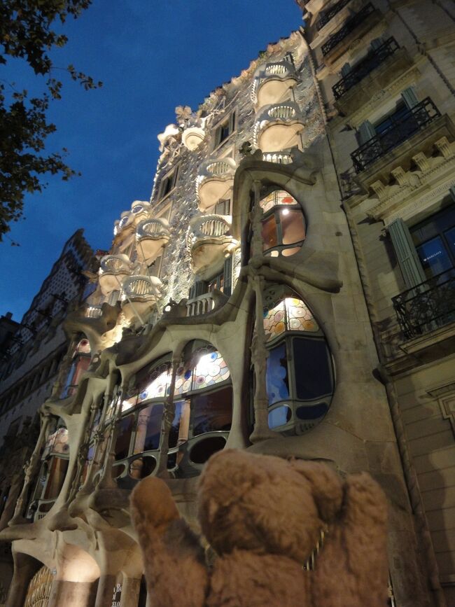 11年前の初バルセロナ、街歩きの模様をアップ！<br /><br />History of Casa Batlló<br /><br />Casa Batlló is located at number 43 on Paseo de Gracia, a street that, in the past, connected the city to Villa de Gracia, which today is a fully integrated district of the city.<br /><br />Development of Paseo de Gracia<br />Since 1860, when an ambitious urban plan was approved in Barcelona (known as the Cerdà Plan), Paseo de Gracia has become the city’s backbone and its most important families started to set up home here. In this manner, in the 19th Century, the street became a promenade for pedestrians and horse-drawn carriages, and from the 20th Century it became a main avenue for cars.<br /><br />Originally, the building was built in 1877 by Emilio Sala Cortés (one of Gaudí’s architecture professors), when there was still no electric light in Barcelona. In 1903 it was purchased by Mr Josep Batlló y Casanovas, a textile industrialist who owned several factories in Barcelona and a prominent businessman.<br /><br />Construction of Casa Batlló<br />Mr Josep Batlló granted full creative freedom to Antoni Gaudí, putting him in charge of a project that initially entailed demolishing the building. However, thanks to the courage shown by Gaudí, the demolition of the house was ruled out, and it was fully reformed between 1904 and 1906. The architect completely changed the façade, redistributing the internal partitioning, expanding the patio of lights and converting the inside into a true work of art. Besides its artistic value, the building is also extremely functional, much more characteristic of modern times than of the past. Some even see elements that herald the architectural trends of the late 20th Century.<br /><br />https://www.casabatllo.es/en/antoni-gaudi/casa-batllo/history/