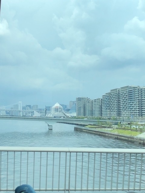 所用で東京に。<br /><br />いつ以来かと調べたら、昨年12月の大塚での仕事がらみでの上京以来でした。<br /><br />https://4travel.jp/travelogue/11666128 ←「ほのぼのする都電荒川線沿い」<br /><br />有明方面で最初の用事を済ませ、作品の仕上げの打ち合わせのある銀座へゆりかもめに乗り新橋経由で向かう予定でしたが、どうやらバス一本で銀座まで行ける事が判り、築地を経由して行くので途中下車しランチをかっ込みました。<br /><br />打ち合わせの後、東京に点在する各県の物産館の中で沖縄と高知の物産館に寄るも、欲しいものが見つからず。<br /><br />東京の感染者数もまだ落ち着いていないので、そのまま早々に帰宅しました。<br /><br />あ、タイトルの上り口説ち(ぬぶいくどぅち)とは、沖縄の有名な琉球古典舞踊の楽曲です。