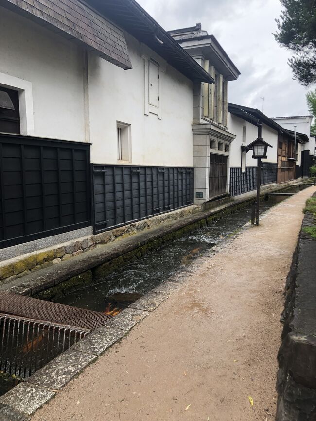 嫁さんの名古屋長期出張明けに、今度は飛騨方面にちょこっと立ち寄って帰ります!<br /><br />長野県まではよく行くけど、岐阜県の高山や飛騨方面はあまり行ったことがないので、白川郷、飛騨・奥飛騨、上高地などを散策して楽しみます(^_^)<br /><br />ツアー初日午後からは飛騨市内観光します!<br />ホンマはお天気良ければ「ガッタンゴー」という廃線のレールの上を走るカスタム自転車に乗って、渓谷を走る予定やったけど…(>_<)<br /><br />アニメの舞台になった街中散策と素敵なカフェも見つかって、まったり過ごせた(^_^)<br />