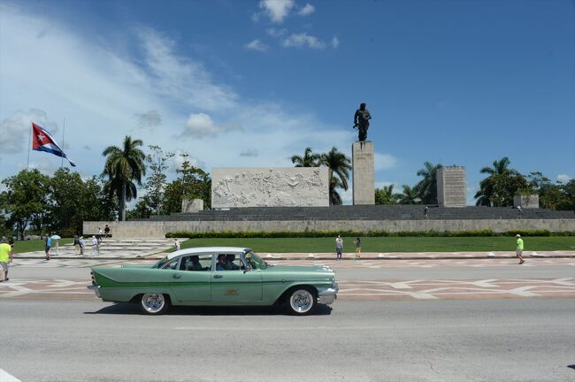 キューバ７日間の旅（８）サンタ・クララ 革命広場前、装甲列車爆撃記念碑