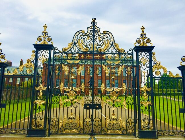 ロンドンの街にはたくさんの公園があります。<br />小さいものから大きいものまで数知れず…<br />ケンジントンガーデンはロンドン中心部にあり、総面積11ヘクタールの王立公園です。敷地内に宮殿もあり、ウィリアム王子夫妻が居住していると言われています。<br />イギリスの方は公園が好きなので、お天気が良いとサンドウィッチ片手に思い思いに過ごしていました。<br />