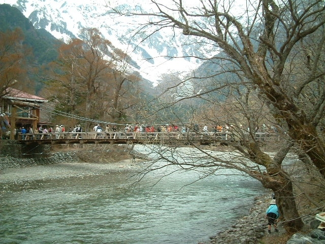 バスツアーに申し込んで善光寺、立山黒部、上高地を巡る旅へ。各観光地内は自由行動だったのですが、結構時間がなくて焦りました。<br />ツアーは、まず善光寺詣りののち、富山県内を観光し、帰りに上高地を見学するルートでした。帰りは飛騨高山のサービスエリアによって岐阜土産を購入。<br />