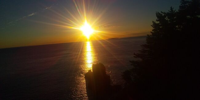 都内から至近の温泉地として人気の熱海温泉は大好きな温泉地の一つ。<br />電車で行くことが多いが、この日は車で向かった。<br />熱海温泉の中でも駅や熱海銀座などの中心地からは少し離れた場所にあるホテルニューアカオ。<br /><br />海に突き出た場所にある有名な観光ホテルだ。<br />何度となく見たことがあるが、宿泊するのは初めてだ。<br />中心地を過ぎて海沿いを進むと老舗風の大きなホテルがある。<br /><br />何棟かあるが、本館のようなメイン棟に宿泊した。<br />チェックインしてまずは部屋でくつろごう。<br />雰囲気の良いロビーは人気観光ホテルの趣を残しもので、何となく懐かしい雰囲気で嬉しい。<br /><br />部屋は和洋室で広々している。<br />少し休んでから早速大浴場を楽しむ。<br />このホテルの最大のウリなのが大浴場。<br /><br />広い大浴場の中には露天風呂があるが、海に突き出した形で、これが優雅。<br />ゆっくり海を臨みながらの入浴は最高に気持ちが良い。<br /><br />ゆっくり温泉を楽しんでからディナー。<br />昔ながらの観光ホテルらしくディナーショーが楽しめる。<br />演歌歌手のディナーショーではなく、ピアノとバイオリンの演奏は落ち着いていて楽しめる。<br /><br />食事は海鮮系を中心のコース。<br />観光ホテルのディナーは品数も多く食べきれないほど。<br />ゆっくりビールや冷酒を飲みながらディナーを楽しむ。<br /><br />夕食後はもう一度大浴場へ。<br />軽く汗を流してから夜食を取りに行く。<br />館内にある「はまゆう」<br />ラーメン屋だが、一杯やれるので漬物を注文して、ビールやレモンサワーを飲む。<br /><br />少し飲み過ぎたこともあって小腹が空いてきた。<br />せっかくラーメン屋だから、ラーメンをシェアして食べよう。<br />すっかり飲み過ぎ食べ過ぎたので、少し部屋で休んでからもう一度大浴場に入る。<br /><br />落ち着いた気分で休もう。<br />翌朝も起きて直ぐに大浴場へ。<br />朝日を見ながらの入浴は気持ちが良い。<br /><br />部屋からの景色も良く太平洋や初島が見える。<br />そして朝食。<br />洋御膳と和御膳が選択できるが、前日にそれぞれ選択してあったので、洋御膳が用意されていた。<br /><br />サラダや飲み物、ご飯はめいめいに取ってくる。<br />美味しく朝食を楽しんで、出発までの時間で、またもや大浴場へ。<br />ゆっくり肌に温泉を馴染ませて大満足。<br /><br />気持ち良い絶景の露天風呂と懐かしい雰囲気のホテル。<br />ゆっくりくつろげた。