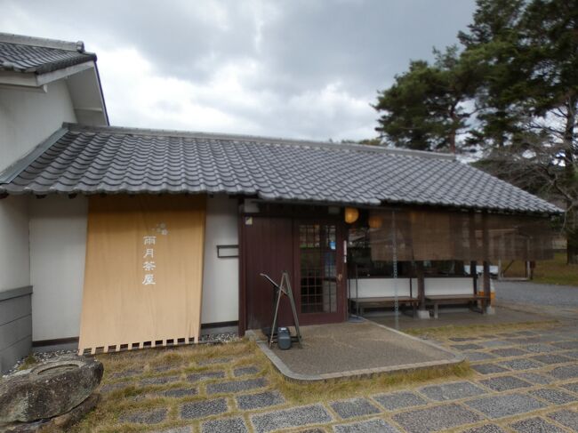 2020年11月30日(月)13時過ぎ。醍醐寺北門から南に進み、理性院の山門の前を過ぎると醍醐寺に入る。真言宗醍醐派の総本山で、山号を醍醐山(もしくは深雪山)と称し、本尊は薬師如来。京都市街の南東に広がる醍醐山(笠取山)全体の200万坪以上を寺域とし、山上を上醍醐、裾野を下醍醐とする。豊臣秀吉による醍醐の花見が行われた地としても知られている。国宝や重要文化財を含む約15万点の寺宝を所蔵し、古都京都の文化財として世界遺産に登録されている。平安時代初期の874年に、弘法大師空海の孫弟子にあたる理源大師聖宝が六道に迷う衆生を救う六観音の中の准胝(じゅんでい)観音と如意輪観音を笠取山頂上に迎えて開山したのが起源。この時、聖宝は湧水を「醍醐味なるかな」と美味そうに飲む地主神に出会って草庵を創設し、笠取山の山頂付近を醍醐山と名付けた。醍醐は五味の一つで、牛乳を精製してつくったもので、最も美味とされ、病をなおす妙薬とされる。そのことから醍醐味とは、最高の味という意味で用いらる。醍醐寺は山深い醍醐山頂上一帯を中心に、多くの修験者の霊場として発展した。後に醍醐天皇が醍醐寺を自らの祈願寺とすると共に手厚い庇護を与え、907年に上醍醐の薬師堂が建立された。さらに926年に釈迦堂(金堂)が建立され、醍醐山麓の広大な平地に大伽藍「下醍醐」が成立する。醍醐天皇の没後も息子の朱雀天皇・村上天皇がその意思を引き継ぎ、理性院、三宝院(灌頂院)、金剛王院(現・一言寺)、無量光院(仁王門を抜けた先の南側にあった)、報恩院の醍醐五門跡から歴代座主が選ばれるなど大いに栄えた。平安時代末には、白河上皇や源氏の帰依と共に多くの堂宇が建立され、広大なる一山は整備される。鎌倉時代になると真言宗事相の根本道場としてその権威を高め、同時に多くの密教芸術を生み出す場となる。南北朝時代には足利尊氏の帰依を一身に集めた賢俊僧正が座主となり、室町時代には3代将軍義光の黒衣の宰相と云われ重んじられた満済准后も座主を務めたが、応仁の乱などで下醍醐は荒廃し、五重塔のみが残されるだけとなる。安土桃山時代になり、秀吉によって花見が醍醐寺で行われることが決まり、三宝院などが再興され1598年に「醍醐の花見」が盛大に行われた。続いて、息子の秀頼によって伽藍の整備が行われ、1600年に金堂の移築工事が完成、1605年に西大門の再建、1606年に如意輪堂、開山堂、五大堂(現存せず)の再建が行われた。明治時代、廃仏毀釈の際、数多くの寺院が廃寺となったり、寺宝が流失したしたが、醍醐寺はその寺宝を良く守り抜いて時代の荒波を切り抜けた。1939年(昭和14年)の山火事で上醍醐の経蔵、准胝堂が焼失するが、1968年に准胝堂は再建された。しかし、2008年の落雷による火災で全焼した。お昼を過ぎたので、参拝する前に昼食にする。総門の南側にある雨月茶屋へ。霊宝館前の入口を入ると売店、雨月恩賜館、レストランと並ぶ。雨月恩賜館は1929年(昭和4年)に宮内省より下賜され、京都御所より移築した由緒ある建物をそのまま利用しており、ここでも食事をすることが出来るが予約制。レストランでは名水・醍醐水と旬の素材を使った伝承の精進料理・醐山料理を食べることが出来る。精進料理に魚と松茸ご飯の季節のもみじ弁当を戴く。うまい! 2200円也。京都のGo To Eat食事券を利用。https://www.facebook.com/media/set/?set=a.5950412208362087&type=1&l=223fe1adecさていよいよ下醍醐を回るが、続く