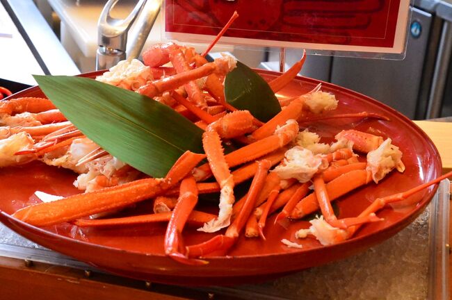 6,7月の9日間限定の”夕食ビュッフェにかに食べ放題プラン”<br />ちょうど実施日と休日が一致していたので衝動的に予約しました。<br /><br />・この時期、活きカニなんてあるわけがない。<br />・紅ズワイか冷凍ズワイのいずれかと予想。<br />・でも昨今の冷解凍技術の進歩は目を見張るものがある。もしや・・・アタリかも(⌒~⌒)<br />まあ通常料金と同じなので、期待せずに行きましょう。<br /><br />ここ蓼科グランドホテル滝の湯のバイキングは品数豊富でしっかり作ってあるので定評があります。<br />万一かにがハズレでも、食べるものに不自由は無いでしょう。<br /><br />*1泊2食つき\13800円/人(平日料金)<br />