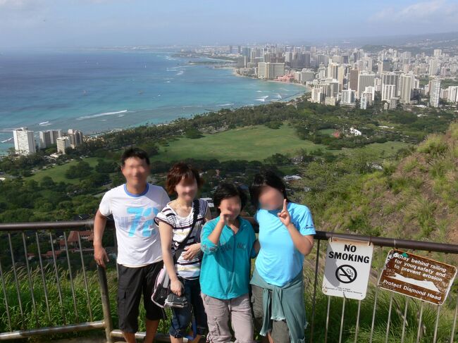 欧米などではワクチン接種が進み<br />旅行条件の緩和などのニュースもちらほら・・・<br /><br />日本でも今年の終盤には集団免疫を獲得し<br />海外旅行も渡航先によっては、帰国後の隔離や移動制限も緩和され<br />一般の観光でも海外もOKとなってくれそうだなぁ~<br />(なんの根拠も無いですが、願望です(笑))<br />いくら何でも、来年の夏には行けるでしょ???と<br />具体的に渡航先を妄想してみた・・・<br /><br />ワクチン接種が進んでる地域で考えると、やっぱり先進国か!<br />色々リスクを考えると、日本人でも馴染み深いところが無難か!<br />夏向けの旅行先となると、やっぱりビーチリゾート!<br />久々の海外だし『行ってきたゼッ!』感を考えると・・・<br />やっぱココですね! <br /><br />「来年の夏にはハワイに行くゾ!」と決意表明!!<br />と言うより、行きたいなぁ~の妄想宣言か(笑)<br />決意表明だけでは旅行記にならないので<br />前回のハワイ旅行を回想録にしてみました。<br /><br />12年半前の2009年1月1日~8日の6泊8日のオアフ旅<br />今でも割とアクティブ派の私達ですが<br />12年前は更に若くて元気にオアフを縦横無尽(笑)<br />ちょいと情報は古めですが、てみちま一家のロコ旅をお届けしまぁ~す!