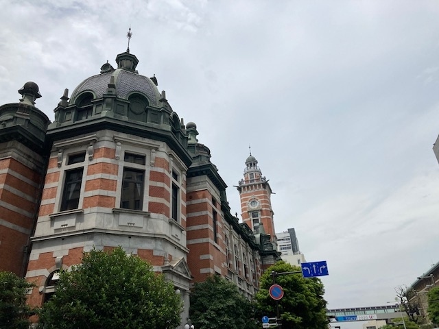相変わらずの緊急事態宣言やまん延防止等重点措置やらで、遠くに旅行出来ない昨今。<br />横浜山下公園にあるクラシックホテル「ニューグランドホテル」で神奈川県民限定の宿泊プラン「ゆったり24時間STAY」なるものを見つけ7月4日の日曜から1泊で行ってきました。<br />こんな事でも無ければ、前を通って写真を撮るだけ(笑)のホテル。<br />それなりに楽しんできました~。