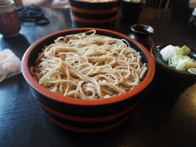 ２０２０年８月２２日、さて昼飯です。ラーメンなら天鳳、蕎麦なら佐久の草笛です。息子が佐久の草笛が良いと言って早めの並びました。相変わらずの混雑ですね。中盛でここは５００ｇ位でしたね。楽々食える所が二郎で鍛えた体。草笛の蕎麦は量だけでなく味も良いので大好きです。ただ二八蕎麦なので好みがわかれるらしいですが、ラーメンの天法さんは次の日に行くことにします。