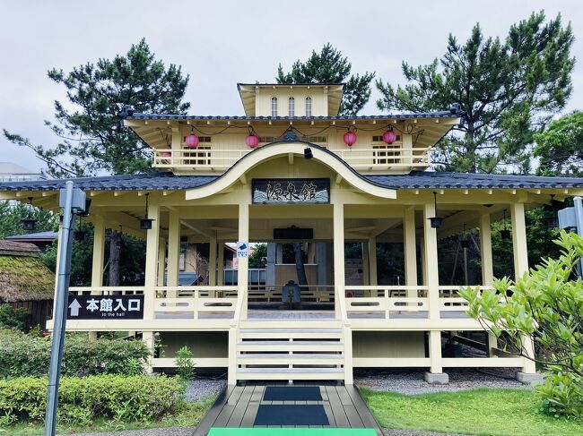 ご覧いただきまして、ありがとうございます。<br /><br />「東京お台場 大江戸温泉物語」 が2021年9月5日をもって閉館となるのは寂しいところです。<br /><br />今回は「大江戸温泉物語 浦安万華郷」に行ってみました。<br /><br />レディースデー、シニアデーなどお得な日があるので、チェックして行くといいでしょう。<br />https://urayasu.ooedoonsen.jp/<br /><br />この日はレディースデーだったので、お風呂はご婦人方のグループ、小さい子連れのお母さん、お母さんと若いお嬢さんなどが多く、水着エリアは空いていました。<br /><br />また、勤務先の福利厚生があれば割引もあるかもしれません。ベネフィット・ワン利用であればこの時は1,050円で利用できました。<br /><br />浦安万華郷での1日を、撮影可能な水着エリア中心にご紹介します。