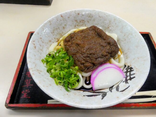 ラッコ大好きな友人と計画した伊勢鳥羽の旅。<br />友人は自他共に認めるそっくりなので他人ですがお互い双子だと思っています。<br />1日目に鳥羽水族館に行ったので、2日目は覚悟していたけど大雨の中お伊勢参り。<br />おかげで普段なら混んでいる伊勢神宮もおはらい町も空いていた。<br />予定では、1日では回り切れないんじゃないかって思っていたお伊勢参りだけど、<br />雨が降っているから手抜き?でお参りして予定より早く終わっちゃったよ。<br />だったら昼食はあの店に・・・<br /><br /><br />