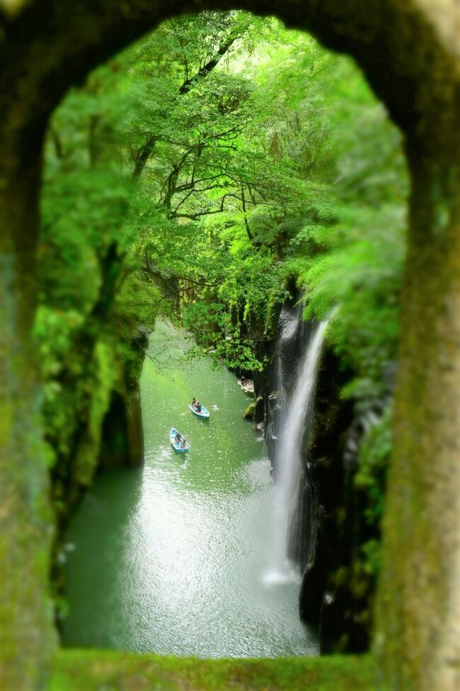 ここのところ休日の雨が続いていて、出かける気分にならない。<br /><br /><br />だが、ある時ひらめいた・・・ピカッ。<br />ならば、雨がふっていない所を探して、そこへ行けば済む事じゃないか？<br />な～んだ・・・もっと早く気づけよ、自分！<br /><br />