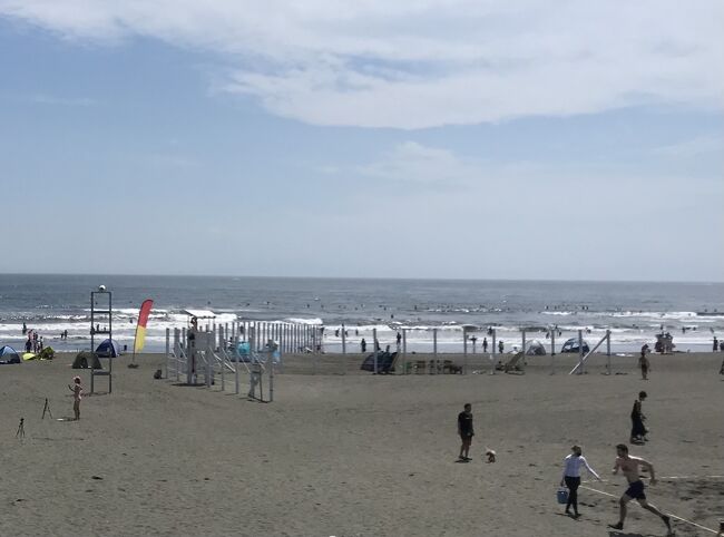 いよいよ7月だ<br />湘南鵠沼(くげぬま)の海、今年は海水浴場も再開<br />本来の夏らしい鵠沼が戻ってくる<br />宮崎で怪我をする前、ちょうど2か月前の今日<br />鵠沼に来て以来だな<br />術後で、まだ何となく入るのは怖いから<br />波もコシありだけど止めておくけど<br />最高の晴だ、夏日<br />行こう、鵠沼の海へ<br />そして帰りは定番の江ノ電で鎌倉へ<br />ちょっと一杯のコースなり<br />