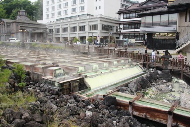 職場でお世話になっている先輩が3月で定年。<br />といっても再雇用制度でいるんですけどね。<br /><br />でも、一応区切りということで少人数ですが、<br />温泉でお祝いをすることになりました。<br /><br />当初、近場と思っていたのですが、<br />幹事特権で<br />一度も行ったことがない草津で湯畑をみたいということ<br />草津にしちゃいました。<br />