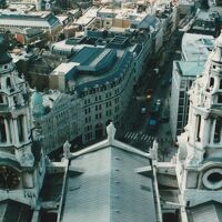 30年前、娘と息子とイギリスに行きまた。ロンドン、セントポールの屋上にも上りました。
