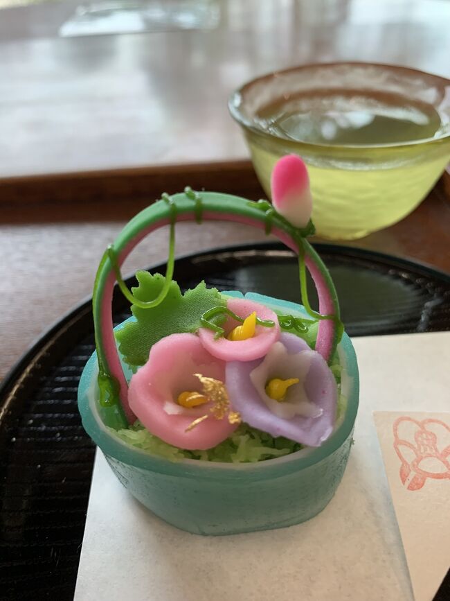 なんとか雨がやんでくれた松江観光2日目。<br />松江城の見学を終えて向かったのは松江観光といえば!の遊覧船に乗っての堀川めぐり。<br />この日は日曜日なんだけどお天気のせいもあってかお客さんが少なく、遊覧船の乗客はなんと私1人。<br />コロナ禍の今他の人がいないのはありがたいけど、なんだか申し訳ない。<br />遊覧船の船頭さんはほとんどが定年退職したおじいちゃんがやっているらしい。<br />おじいちゃんは船の運転、名所や歴史の説明、歌の披露と大活躍。<br />さらに低い橋の下をくぐるときは屋根が下がってきたりとアトラクション的な要素もある堀川めぐりは楽しかった。<br />その後も名物の出雲そばを食べたり、小泉八雲記念館や武家屋敷巡りをしたりと盛りだくさんの松江観光後半戦の旅行記をどうぞ。