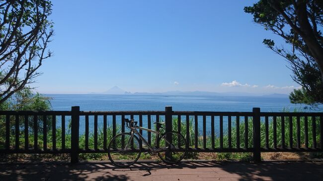 砂蒸し風呂に興味があって、初めての指宿へ行ってみました。<br /><br />時間があったので周辺にも足を延ばして、開聞岳に登ったり、船で大隅半島に行ってみたりしてみました。