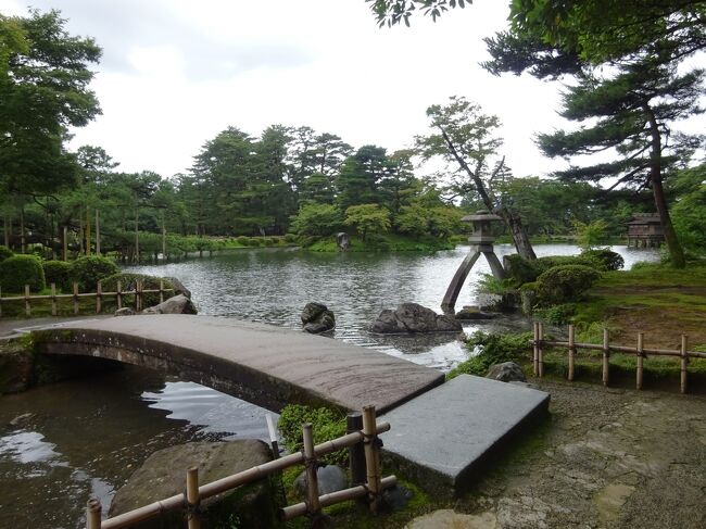 　コロナの第4波が6月中旬にようやく収束に向かい、下旬には緊急事態宣言が解除されることと、2回目のワクチン接種が一ヶ月前に終了していたので、前からの約束の石川と福井の友人に会いに行くことに。なお出発前日には、コロナの抗原定量検査の陰性を確認。<br />　1日目は、定番の兼六園に行き、昼食は金沢駅周辺でとり、にし茶屋、長町武家屋敷跡、ひがし茶屋を巡り、白山比咩神社を参拝。そして那谷寺と山代温泉を少し見学し、宿泊の山中温泉へ。翌朝は山中温泉を少し巡り、丸岡城へ。<br />　なお次の福井・加賀編は、勝山、越前大野、一乗谷、鯖江、越前、東尋坊、加賀温泉郷です。<br />