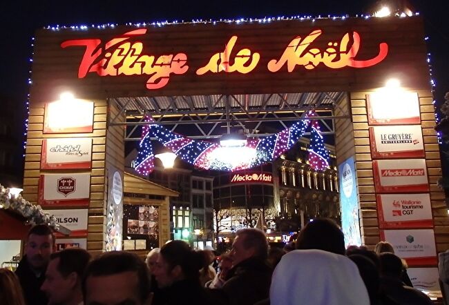 リエージュで行われているクリスマスマーケットは、サン・ランベール広場、マルシェ広場、聖ポール大聖堂前広場という主な3つの広場。これに加えて、3つの広場をつなぐ通り沿いにもクリスマスマーケットの屋台が延々と続くような感じで設置されています。このようなことからリエージュのクリスマスマーケットは「ヨーロッパで最長」とも言われます。<br /><br />ここでは聖ポール大聖堂前広場からサン・ランベール広場、マルシェ広場まで続くクリスマスマーケットの様子をご紹介します。<br /><br />☆&#39;.･*.･:★&#39;.･*.･:☆&#39;.･*.･:★&#39;.･*.･:☆&#39;.･*.･:★&#39;.･*.･:☆&#39;.･*.･:★&#39;.･*.･:☆&#39;.･*.･:★<br /><br />【スケジュール】<br /><br />12月2日（月）関空発<br />12月3日（火）ドバイ→ブリュッセル→ブルージュ（ブルージュ泊）<br />12月4日（水）ブルージュ市内観光（ブルージュ泊）<br />12月5日（木）ブルージュ市内観光（ブルージュ泊）<br />12月6日（金）ブルージュ→リエージュ（リエージュ泊）<br />12月7日（土）ハッセルト訪問（リエージュ泊）<br />12月8日（日）ルーヴェン訪問（リエージュ泊）<br />12月9日（月）リエージュ→アントワープ（アントワープ泊）<br />12月10日（火）アントワープ市内観光（アントワープ泊）<br />12月11日（水）メッヘレン＆リール訪問（アントワープ泊）<br />12月12日（木）アントワープ→ヘント（ヘント泊）<br />12月13日（金）ヘント市内観光（ヘント泊）<br />12月14日（土）ヘント→ブリュッセル（ブリュッセル泊）<br />12月15日（日）ブリューッセル市内観光（ブリュッセル泊）<br />12月16日（月）ディナン訪問（ブリュッセル泊）<br />12月17日（火）ブリュッセル空港→ドバイ着<br />12月18日（水）ドバイ空港→関空着