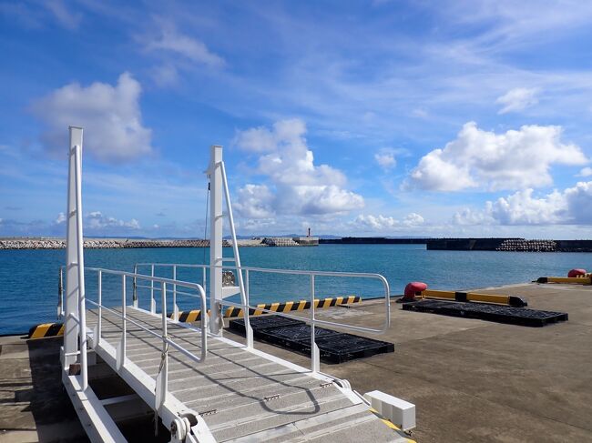 今日は座間味島への移動です。<br />石垣島へ船が到着してから那覇行の飛行機が出るまで1時間ありません。<br />事前搭乗手続きをしようとしたらエラーになりました。ANAへ電話を入れたら「コロナの影響で運行が休止です。」と言われ焦りましたが40分後の「ソラシドエアー」の便が取れました。タクシー代が浮きました・・・・<br />搭乗手続きの荷物チェックでカメラのすぺらーバッテリーが引っ掛かり荷物から出す羽目になりました。今までこんな小さなバッテリーで引っかかったことはありませんでした。<br />羽田で手荷物でノートパソコンを取り出そうとしたらそのままでよいといわれびっくりしたのに・・・<br />いろいろ変わりますね。飲み物も機内持ち込み「OK」になったし・・・（チェックはありますが）<br /><br />