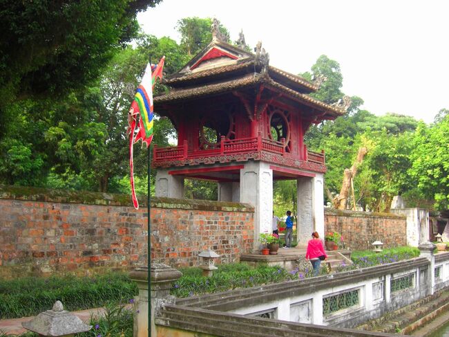 ベトナムのハノイ市とハロン湾に行って来た際の記録です。<br />今回はカンボジアのアンコール遺跡群とセットのツアーに参加した為、ベトナムの他の都市へ行く事は出来ませんでしたが、これはこれで内容の濃い旅行となりました。<br />大変満足の行く内容ではありましたが、ホーチミン、ダナン、フエなど、いつかまたベトナムを訪れてみたい、そんな思いの残る旅でもありました。<br /><br />ベトナム2日目はハノイ市内の観光です。