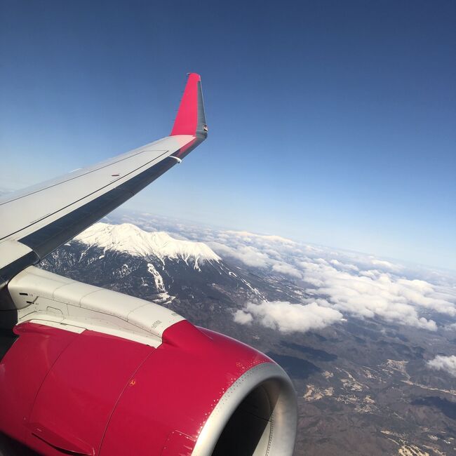 年末年始に札幌で年越して以降、緊急事態宣言やら何やらで購入済の旅程3本もキャンセルを余儀なくされるなど旅行機運が蒸発していたところへ飛び込んで来た「FDA夢の乗り放題プラン」<br />これはもうまんまと釣られるしかないでしょう。<br /><br />行って来ました!北は札幌から南は福岡まで!<br />FDA16フライトを乗り継いでの日本一周3日間!<br /><br />Day1 NKM→KCZ→NKM→KIJ→FUK→NKM→FUK<br />Day2 FUK→MMJ→UKB→AOJ→NKM→IZO<br />Day3 IZO→NKM→GAJ→CTS→GAJ→NKM<br /><br />JAL修行で羽田/那覇を連続往復搭乗したことは何度もありますが、あくまでそれはFOPを貯めると言う目的があってのこと。<br />今回は乗っても乗っても何も貰えず純粋にただ乗るだけです。<br />そんな中でも初めての松江での滞在も含め3空港(KCZ、UKB、IZO)に初めて降り立つなど新鮮味はありましたし、何よりヒコーキに乗りたいと言う鬱積した欲求をイヤと言うほど満たしてくれました。<br />ホテル2泊込みのツアー代金が37,000円、ホテル2泊分を5,000円と仮定するとフライト分は32,000円。<br />16回搭乗したので1回あたり単価は驚異の2,000円!<br />ただ、その後も同様のツアーが二度ほど販売されていましたが、正直に言って乗るだけの旅行はもう良いかな。<br /><br /><br />DAY1 22MAR2021<br />JH341 小牧(NKM)07:25 高知(KCZ)08:30<br />JH342 高知(KCZ)09:00 小牧(NKM)10:00<br />JH373 小牧(NKM)11:00 新潟(KIJ)11:55 <br />JH504 新潟(KIJ)12:55 福岡(FUK)15:00 <br />JH308 福岡(FUK)15:55 小牧(NKM)17:15 <br />JH313 小牧(NKM)17:45 福岡(FUK)19:20<br />ホテルニューガイア博多@福岡市 泊<br /><br />DAY2 23MAR2021<br />JH200 福岡(FUK)07:50 松本(MMJ)09:15<br />JH233 松本(MMJ)09:50 神戸(UKB)10:55<br />JH833 神戸(UKB)11:45 青森(AOJ)13:20<br />JH364 青森(AOJ)14:00 小牧(NKM)15:30<br />JH417 小牧(NKM)16:35 出雲(IZO)17:40 <br />東横イン松江駅前@松江市 泊<br /><br />DAY3 23MAR2021<br />JH412 出雲(IZO)09:25 小牧(NKM)10:20<br />JH383 小牧(NKM)11:40 山形(GAJ)12:45<br />JH602 山形(GAJ)13:20 千歳(CTS)14:35<br />JH603 千歳(CTS)15:10 山形(GAJ)16:30<br />JH386 山形(GAJ)17:05 小牧(NKM)18:20<br /><br /><br />概算合計 39,620円<br />・ツアー 37,000円 (ラド観光 エア+ホテル)<br />・現地交通費 2,620円 (福岡市内、松江市内)<br /><br /><br />注1) 日本一周旅行ですが便宜的にエリアは2泊目の松江としています。<br />注2) 本投稿は例外的に写真60枚での投稿となります。