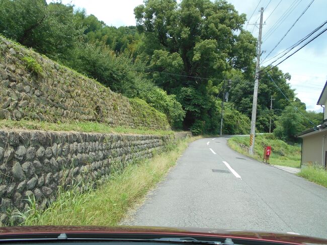 出先で出会ったミニコミ誌。<br />「旅する・・・地産野菜・・・」小さくつつましく内容簡潔好感。<br />場所は・・・、和歌山無料高速道路の北側？！。山ん中！<br /><br />そんな折、友が、「どこかへランチに出かけようよ。」<br />と言い出した。<br /><br />私が選ぶお店に「外れはない」と、公言はばからない彼らは乗った。利用していないレストランに誘うのは初めて。不安だった。<br />遠出だから一層。<br /><br />しかし、行った。驚いた。<br />今回も友人満足。<br />名誉は守られた。<br /><br />次は、独りで行く。心ゆくまで全てを楽しみたい。<br />そして、<br />季節は清水白桃の旬。<br /><br />その時決心した。