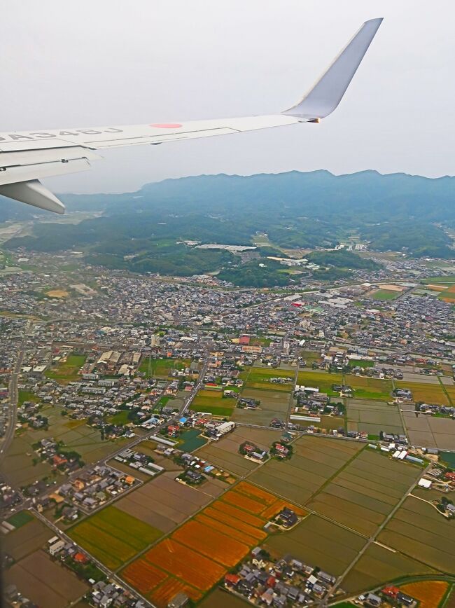 出雲空港は島根県の県庁所在地の松江市の中心部から西に約15km（バスで約30分）の宍道湖の西端に位置し、縁結びの神様でも知られる出雲大社にも近い。 <br />滑走路は2000mで、一部宍道湖に突き出るような形で配置されている。<br /><br />島根県の東部の空運を担い、出雲空港の年間利用客数は国内が1,014,079人、国際が1,862人（2019年度）である。日本の三大都市圏でもある東京（羽田）、大阪（伊丹）、名古屋（小牧）と空路で結ばれている。中国地方の空港で三大都市圏全てへの直行便があるのは出雲空港が唯一である。<br />1966年6月30日 - 島根県営出雲空港として開港。<br />1993年 - 現旅客ターミナルビル完成<br />2010年 10月1日 - 「出雲縁結び空港」に愛称化。 <br />空港ターミナルビルは滑走路北側に1棟あり、国内線/国際線で使用している。国内線用に2基、国際線兼用で1基のボーディングブリッジを備え、出雲空港ターミナルビル株式会社が運営している。 <br />出典: フリー百科事典『ウィキペディア（Wikipedia）』<br /><br />日本航空　JAL285便 38K<br />東京(羽田)発　　16:55 ⇒出雲着　18:20 <br /> <br />日本航空　については・・<br />https://www.jal.co.jp/jp/ja/<br /><br />出雲空港　については・・<br />http://www.izumo-airport.co.jp/<br />