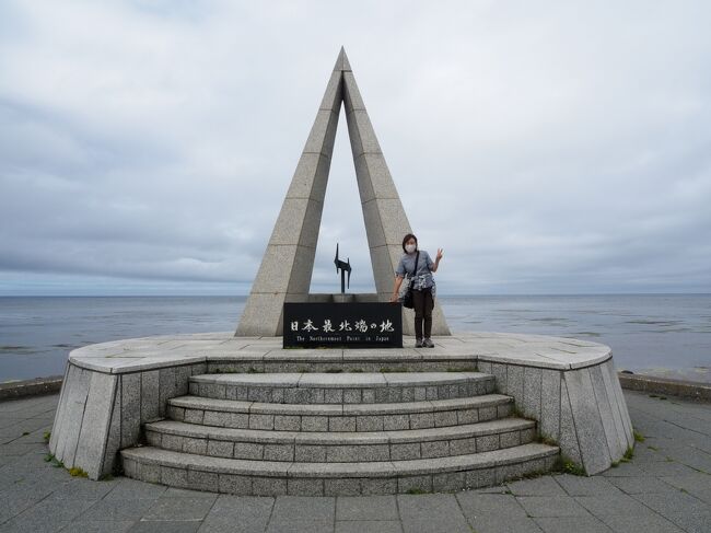 予てから行ってみたいと思っていた花の礼文島。花が咲く時期はツアー料金が海外旅行並み(>_<) ANAマイレージ利用でやっと夢がかないました。<br /><br />ANA特典航空券を検索してみると、羽田~稚内で空きがあるではありませんか。申し込んだ時は一日2便ありましたが、その後に機材変更の連絡、出発1か月前には欠航の連絡が来て、一日1便のみになりました。<br />礼文島でハイキングが一番の目的なので、利尻島1泊、礼文島2泊で宿を予約<br /><br />旅行直前にキャンペーンを見つけました<br />①「ようこそ礼文島(宿泊割引)」<br />観光旅行に伴う1泊あたりの宿泊料金の2分の1(上限5,000円)を割引する事業<br />②礼文観光情報でウェルカム&バックキャンペーン<br />礼文島内で1泊し、対象体験プログラムに1つ以上申込み・体験すると・・・帰りの乗船券が無料に<br />というもの<br />①は人数に限りがあるのですぐに宿に電話で申し込みました<br /><br /><br />7月12日 羽田~稚内~稚内てっぺん観光バス~利尻島<br /> ペンションレラモシリ<br />7月13日 早朝ペシ岬散策 利尻定期観光バス かもめ荘<br /> 利尻島~礼文島 北のカナリアパーク <br />7月14日 桃岩展望台コースハイキング<br /> 礼文島定期観光バス<br />7月15日 礼文島~稚内 稚内~羽田<br /><br /> <br /><br />