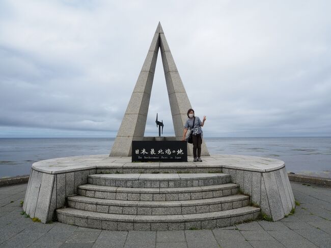 予てから行ってみたいと思っていた花の礼文島。花が咲く時期はツアー料金が海外旅行並み(&gt;_&lt;)　ANAマイレージ利用でやっと夢がかないました。<br /><br />ANA特典航空券を検索してみると、羽田～稚内で空きがあるではありませんか。申し込んだ時は一日2便ありましたが、その後に機材変更の連絡、出発1か月前には欠航の連絡が来て、一日1便のみになりました。<br />礼文島でハイキングが一番の目的なので、利尻島1泊、礼文島2泊で宿を予約<br /><br />旅行直前にキャンペーンを見つけました<br />①「ようこそ礼文島（宿泊割引）」<br />観光旅行に伴う1泊あたりの宿泊料金の2分の1(上限5,000円)を割引する事業<br />②礼文観光情報でウェルカム＆バックキャンペーン<br />礼文島内で1泊し、対象体験プログラムに1つ以上申込み・体験すると・・・帰りの乗船券が無料に<br />というもの<br />①は人数に限りがあるのですぐに宿に電話で申し込みました<br /><br /><br />7月12日　羽田～稚内～稚内てっぺん観光バス～利尻島<br />　　　　　　　　　　　　　　　　　　　　ペンションレラモシリ<br />7月13日　早朝ペシ岬散策　利尻定期観光バス　　　　　かもめ荘<br />　　　　　利尻島～礼文島　北のカナリアパーク　<br />7月14日　桃岩展望台コースハイキング<br />　　　　　礼文島定期観光バス<br />7月15日　礼文島～稚内　稚内～羽田<br /><br />　　　　　　<br /><br />