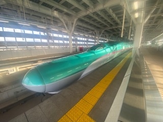 以前から本州から北海道へ青函トンネルを利用して鉄道で行ってみたいと思っていました。<br />今回、青森にいくということで、いい機会だと思い北海道新幹線、新青森から新函館北斗駅までの切符をネットで購入。函館に着いてからはレンタカーで松前半島を一周することにしました。本当は恵山の方にも行きたかったのですが、今回は時間切れ。1年前、SFC修行をしているときに行ったことがあるので良しとしましょう。<br />