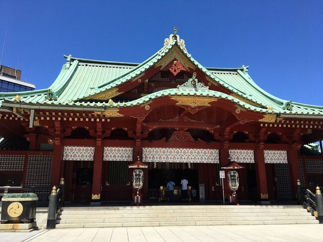 秋葉原～神田～お茶の水エリアをてくてく散歩。<br />湯島聖堂や神田明神はずっと気になっていたのですが、一度も訪れたことがなく、今回の散歩で初訪問です。<br />このエリアは神田川が流れているので、橋と電車のコントラストが絵になっており、また坂も多いので歩いていて楽しいです。<br />そして、老舗の食事処も多いので散歩の途中でエネルギー補給もバッチリです！