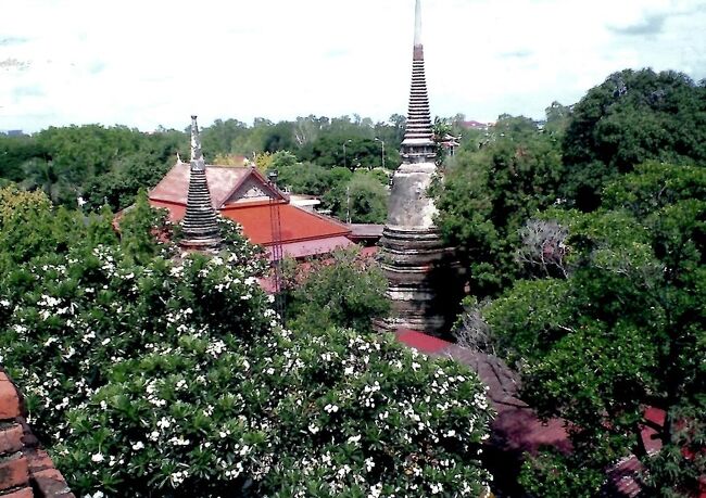 1年前、コロナ禍で海外旅行に行けない慰めに、残しておきたい過去の旅行写真をピックアップする形で「アジア点描禄」と題する旅行記を5冊ばかり投稿しました。<br />その際、2011年夏に行ったタイ旅行については写真データを紛失して投稿できませんでしたが、先日、納戸を片付けていたらプリント写真が見つかったので、スキャンして旅行記にまとめて見ました。<br />(2021年7月作成)