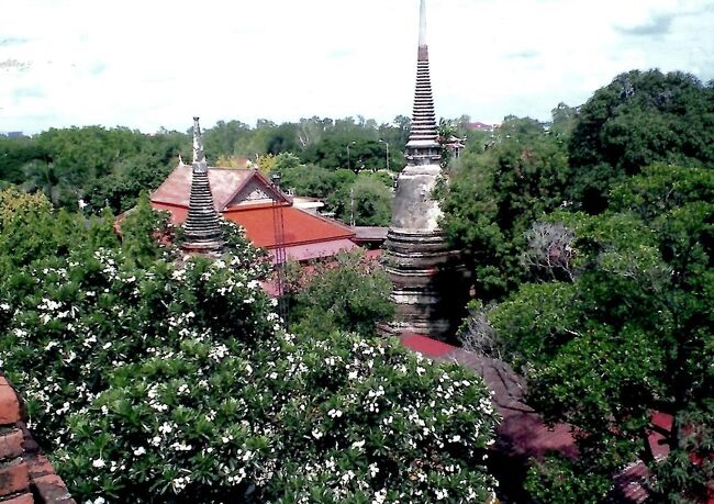 1年前、コロナ禍で海外旅行に行けない慰めに、残しておきたい過去の旅行写真をピックアップする形で「アジア点描禄」と題する旅行記を5冊ばかり投稿しました。<br />その際、２０１１年夏に行ったタイ旅行については写真データを紛失して投稿できませんでしたが、先日、納戸を片付けていたらプリント写真が見つかったので、スキャンして旅行記にまとめて見ました。<br />(2021年7月作成)