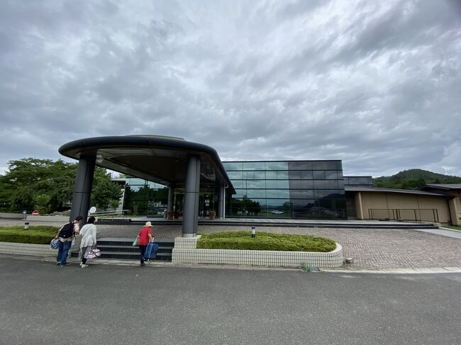 京都・亀岡の湯ノ花温泉の季節限定キャンペーンを利用して「里山の休日・京都烟河」の露天風呂付客室に泊まってきました。<br />温泉にたっぷりと浸かって美味しいものを食べ、ちょっぴり観光して帰りました。