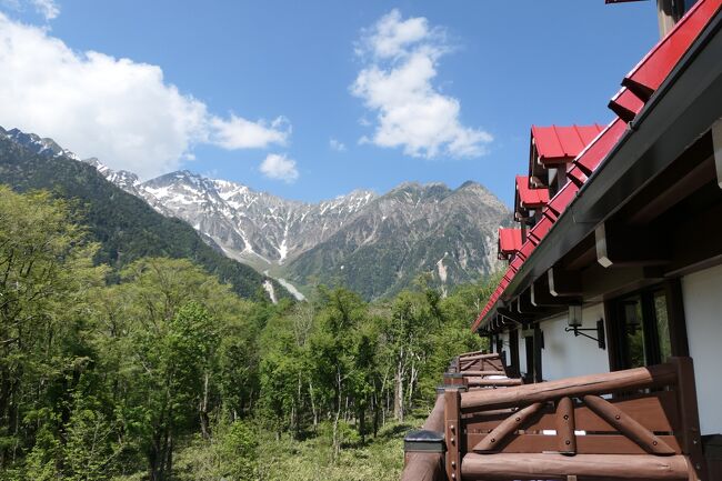 2021年6月6日-13日、信州に行きました♪<br />初夏の爽やかな山岳・高原・湖、温泉やグルメをたっぷりと楽しんできました♪<br /><br />☆Vol.72：第4日目（6月9日）上高地♪<br />上高地帝国ホテルのデラックスルーム。<br />バルコニーに出ると、<br />右のほうに穂高連峰。<br />美しいパノラマに感動する。<br />バルコニーの椅子に座ってのんびりと眺める。<br />「THE HIRAMATSU 軽井沢 御代田」からの旅を癒しながら。<br />ゆったりと眺めて♪<br />