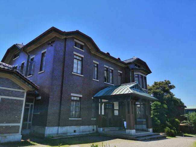 埼玉県入間市にある「旧石川組製糸西洋館」は国登録有形文化財、「旧黒須銀行」は市指定文化財です。「旧石川組製糸西洋館」はよく撮影もおこなわれる西洋館、「旧黒須銀行」は今、大河ドラマ「青天を衝け」で話題の、渋沢栄一が設立に関わった銀行です。どちらも日にち限定で公開されているので、公開日を確認して行ってきました。<br /><br />そして入間に行ったからにはと、アウトレットにも行きました。<br /><br />梅雨明け直後のとても暑い日でしたが、何とか徒歩とバスで回りました。